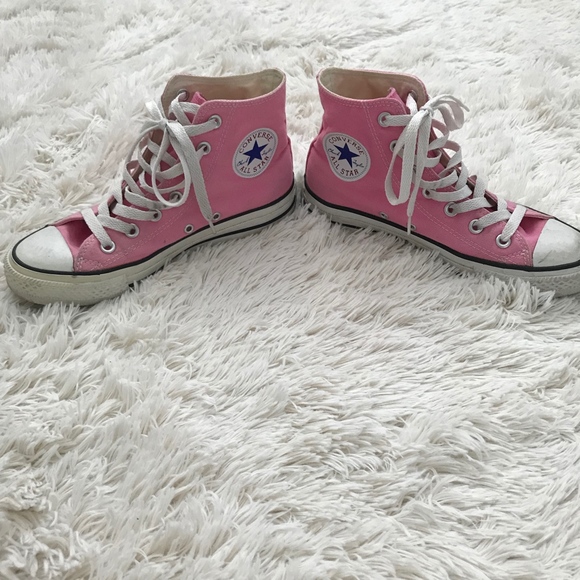 Converse Shoes - Pink hightop Converse